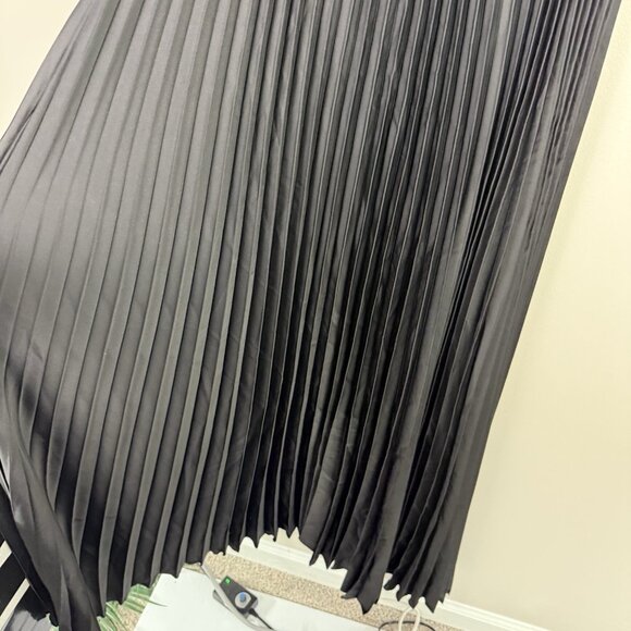 Petal & Pup Vikki Pleated Satin Maxi Dress Black Size 6 Elegant Formal - Picture 6 of 12